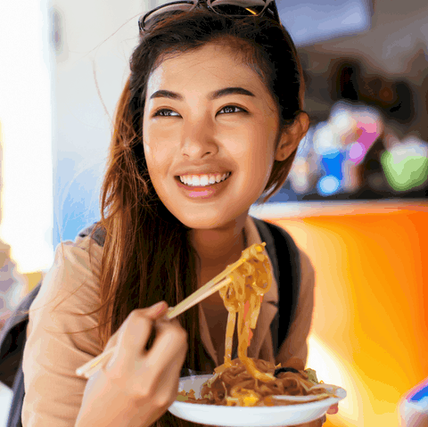 young_girl_noodles_asia_pacific_market_wine_spirits_Visage_Souriant_Avec_Yeux_Rieurs